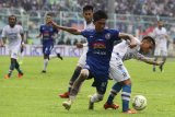 Pesepakbola Arema FC, Johan Alfarisy (kiri) berebut bola dengan pesepakbola Persib Bandung, Henhen Herdiana (kanan) dalam pertandingan babak 16 Besar Leg Kedua Piala Indonesia di Stadion Kanjuruhan, Malang, Jawa Timur, Jumat (22/2/2019). Arema gagal lolos ke babak delapan besar setelah ditahan imbang Persib Bandung dengan skor 2-2. Antara Jatim/Ari Bowo Sucipto/ZK.