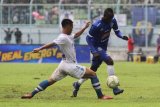 Pesepakbola Arema FC, Makan Konata (kanan) berusaha melepaskan diri dari hadangan pesepakbola Persib Bandung, Henhen Herdiana (kiri) dalam pertandingan babak 16 Besar Leg Kedua Piala Indonesia di Stadion Kanjuruhan, Malang, Jawa Timur, Jumat (22/2/2019). Arema gagal lolos ke babak delapan besar setelah ditahan imbang Persib Bandung dengan skor 2-2. Antara Jatim/Ari Bowo Sucipto/ZK.