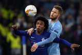 Pemian Malmo Lasse Nielsen (kanan) berebut bola dengan pemain Chelsea Willian dalam laga leg kedua babak 32 besar Liga Eropa, di Stadion Stamford Bridge, London, Inggris, Rabu 21/2/2019). The Blues menang 3-0 dan lolos ke babak 16 besar Liga Europa dengan agregrat 5-1.  ANTARA FOTO/Reuters-Tony O'Brien/hp. 