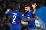 Pemain Chelsea Olivier Giroud (kanan) melakukan selebrasi bersama rekannya Antonio Rudiger setelah berhasil membuat gol pertama untuk timnya saat melawan Malmo dalam laga leg kedua babak 32 besar Liga Eropa, di Stadion Stamford Bridge, London, Inggris, Rabu 21/2/2019). The Blues menang 3-0 dan lolos ke babak 16 besar Liga Europa dengan agregrat 5-1.  ANTARA FOTO/Reuters-Tony O'Brien/hp. 