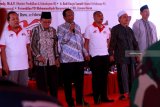 Ketua Gerakan Suluh Kebangsaan Mahfud MD (ketiga kiri) bersama Rohaniawan Katolik Romo Benny Susetyo (ketiga kanan), Budayawan D. Zawawi Imron (kedua kiri) dan sejumlah tokoh  memberikan paparan saat  Dialog Kebangsaan Seri IX di Stasiun Banyuwangi Baru, Banyuwangi, Jawa Timur, Jumat (22/2/2019). Gerakan Suluh Kebangsaan yang digelar menggunakan rute Kereta api Merak ke Banyuwangi itu, bertujuan untuk mengajak berbagai elemen warga untuk membangun kesadaran berbangsa dan bernegara dalam rangka memperkokoh NKRI.  Antara Jatim/Budi Candra Setya/Zk