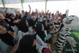 Puluhan siswa dari SMAN 2 Banjarbaru memberikan dukungan kepada Pemerintah Kota Banjarbaru di lapangan Futsal Mahligai Pancasila, Banjarmasin, Kalimantan Selatan, Jumat (22/2/2019).Pemprov Kalsel berhasil mengalahkan Pemko Banjarbaru dengan skor 14-4 dalam pertandingan eksebisi futsal Gubernur kalsel versus Walikota Banjarbaru.Foto Antaranews Kalsel/Bayu Pratama S. 