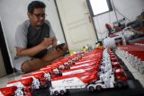 Perajin menyelesaikan pembuatan kerajinan miniatur mobil tangki Pertamina di industri rumahan kawasan Legok, Sukodono, Sidoarjo, Jawa Timur, Jumat (22/2/2019). Kerajinan miniatur mobil tangki dengan kualitas ekspor yang dapat dipesan dan dipasarkan ke berbagai daerah di Indonesia sebagai souvenir dan cinderamata tersebut dijual seharga Rp900.000 tergantung ukuran dan tingkat kesulitan. Antara Jatim/Umarul Faruq/zk