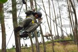 Penerbang tempur mengikuti latihan survival dasar di Ngebel, Ponorogo, Jawa Timur, Kamis (21/2/2019). Latihan survival dasar diikuti 37 penerbang tempur dan lima orang ground crew tersebut dimaksudkan untuk membekali penerbang agar mampu menghadapi keadaan darurat, baik di darat mapun di laut. Antara Jatim/Siswowidodo/ZK.