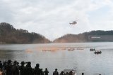 Penerbang tempur mengikuti latihan survival dasar di Ngebel, Ponorogo, Jawa Timur, Kamis (21/2/2019). Latihan survival dasar diikuti 37 penerbang tempur dan lima orang ground crew tersebut dimaksudkan untuk membekali penerbang agar mampu menghadapi keadaan darurat, baik di darat mapun di laut. Antara Jatim/Siswowidodo/ZK.