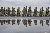 Anggota pasukan Divisi II Kostrad Batalyon Zeni Tempur (Zipur) 10 Darma Putra Malang tiba di Lombok International Airport (LIA) di Praya, Lombok Tengah, NTB, Jumat (22/2/2019). TNI Angkatan Darat mendatangkan 1.000 personel tambahan guna membantu percepatan proses rehabilitasi dan rekonstruksi pascagempa Lombok diantaranya membantu penanganan pembangunan rumah rusak berat akibat gempa di wilayah Lombok dan Sumbawa. ANTARA FOTO/Ahmad Subaidi/foc. 