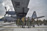     Anggota pasukan Divisi II Kostrad Batalyon Zeni Tempur (Zipur) 10 Darma Putra Malang tiba di Lombok International Airport (LIA) di Praya, Lombok Tengah, NTB, Jumat (22/2/2019). TNI Angkatan Darat mendatangkan 1.000 personel tambahan guna membantu percepatan proses rehabilitasi dan rekonstruksi pascagempa Lombok diantaranya membantu penanganan pembangunan rumah rusak berat akibat gempa di wilayah Lombok dan Sumbawa. ANTARA FOTO/Ahmad Subaidi/foc.