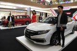 Suasana peluncuran New Honda Mobilio dan New Honda Civic 1,5 L Turbo di Pakuwon Mall, Surabaya, Jawa Timur, Jumat (22/2/2019) Honda Surabaya Center memperkenalkan model terbaru New Honda Mobilio dan New Civic Turbo dengan tampilan yang lebih sporty dan elegan. Antara Jatim/Zabur Karuru