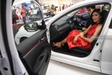 Suasana peluncuran New Honda Civic 1,5 L Turbo di Pakuwon Mall, Surabaya, Jawa Timur, Jumat (22/2/2019). Honda Surabaya Center memperkenalkan model terbaru New Honda Mobilio dan New Civic Turbo dengan tampilan yang lebih sporty dan elegan. Antara Jatim/Zabur Karuru