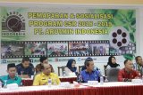 Sekretaris Daerah Kabupaten Kotabaru Drs. H. Said Akhmad (dua dari kanan) memberi keterangan terkait bantuan Program CSR Arutmin NPLCT Kotabaru di aula Arutmin Kotabaru jalan Berangas Km 07 Desa Sarang Tiung kecamatan Pulau Laut Timur Kabupaten Kotabaru.Foto Antaranews Kalsel/hms/f