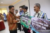 Sekretaris Daerah Kabupaten Kotabaru Drs. H. Said Akhmad, MM Menyerahkan Bantuan Program CSR Arutmin NPLCT Kotabaru di aula Arutmin Kotabaru jalan Berangas Km 07 Desa Sarang Tiung kecamatan Pulau Laut Timur Kabupaten Kotabaru..Foto Antaranews Kalsel/hms/f