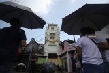 Peserta mengamati Menara Syahbandar Kalimas yang dibangun sekitar tahun 1839 di kawasan kota lama saat mengikuti tur 