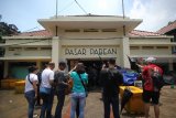 Peserta mengamati bangunan Pasar Pabean yang didirikan sekitar tahun 1849 di kawasan kota lama saat mengikuti tur 