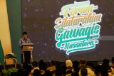 Wakil Presiden Jusuf Kalla memberi sambutan saat menghadiri Forum Silaturahim Gawagis Nusantara di Surabaya, Jawa Timur, Sabtu (23/2/2019). Kegiatan silaturahim yang diikuti ribuan putra putra ulama (gawagis) dari beberapa pondok pesantren di Indonesia tersebut bertujuan untuk mempererat silaturahim antara ulama dan pemerintah (umara) serta menggaungkan nilai-nilai Islam yang sejuk dan universal. Antara Jatim/Umarul Faruq/ZK.