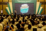 Wakil Presiden Jusuf Kalla memberi sambutan saat menghadiri Forum Silaturahim Gawagis Nusantara di Surabaya, Jawa Timur, Sabtu (23/2/2019). Kegiatan silaturahim yang diikuti ribuan putra putra ulama (gawagis) dari beberapa pondok pesantren di Indonesia tersebut bertujuan untuk mempererat silaturahim antara ulama dan pemerintah (umara) serta menggaungkan nilai-nilai Islam yang sejuk dan universal. Antara Jatim/Umarul Faruq/ZK.