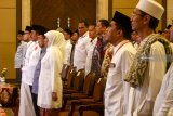 Wakil Presiden Jusuf Kalla (keempat kiri) Gubernur Jawa Timur Khofifah Indar Parawansa (ketiga kanan) saat menghadiri Forum Silaturahim Gawagis Nusantara di Surabaya, Jawa Timur, Sabtu (23/2/2019). Kegiatan silaturahim yang diikuti ribuan putra putra ulama (gawagis) dari beberapa pondok pesantren di Indonesia tersebut bertujuan untuk mempererat silaturahim antara ulama dan pemerintah (umara) serta menggaungkan nilai-nilai Islam yang sejuk dan universal. Antara Jatim/Umarul Faruq/ZK.