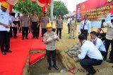 Kapolri Jenderal Tito Karnavian meletakan batu pertama pembangunan gedung Tipikor dan gedung Siber Ditreskrimsus disaksikan Plt Gubernur Aceh, Nova Iriansyah (kiri) di Mapolda Aceh, Banda Aceh, Sabtu (23/2/2019). Kunjungan kerja Kapolri Jenderal Tito Karnavian di Aceh tersebut, selain meletakan batu pertama pembangunan gedung Tipikor dan gedung Siber Ditreskrimsus juga meresmikan gedung baru Direktorat Samapta Polda Aceh dan pembangunan beberapa infrastruktur lainnya. (Antara Aceh/Ampelsa)