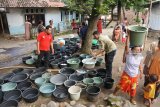 Petugas Badan Penanggulangan Bencana Daerah (BPBD) mendistribusikan air bersih di Desa Sumber Tengah, Bungatan, Situbondo, Jawa Timur, Jumat (22/2/2019). BPBD Situbondo dan dinas sosial setempat mendistribusikan air bersih ke empat dusun di Desa Sumber Tengah yang mengalami kesulitan air bersih di musim hujan ini. Antara Jatim/Seno/ZK.