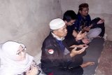 Staf Khusus Kementerian Pemuda dan Olahraga, Tommy Kurniawan,  yang juga artis ibu kota (dua kanan) bersama  Anggota DPRD Provinsi Jawa Barat Erni Sugiyanti (kiri), didamping Ahmad Fahir dan tokoh Desa Bojong, Kemang, Bogor, Jawa Barat saat berziarah di Makam Raden Santri Wijaya Kusuma.  (Megapolitan.Antaranews.Com/Foto: Ahmadi). 