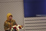 Deputi Bidang Pengembangan dan Pemasaran I Kementerian Pariwisata Rizki Handayani menyampaikan materi saat seminar nasional kemaritiman di Gedung Pusat Riset Institut Teknologi Sepuluh Nopember (ITS), Surabaya, Jawa Timur, Sabtu (23/2/2019). Seminar yang merupakan rangkaian dari peringatan 100 tahun Pendidikan Teknik di Indonesia tersebut bertemakan 