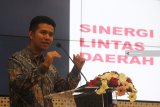 Wakil Gubernur Jawa Timur Emil Elestianto Dardak menyampaikan materi saat seminar nasional kemaritiman di Gedung Pusat Riset Institut Teknologi Sepuluh Nopember (ITS), Surabaya, Jawa Timur, Sabtu (23/2/2019). Seminar yang merupakan rangkaian dari peringatan 100 tahun Pendidikan Teknik di Indonesia tersebut bertemakan 