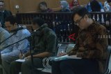 Tiga terdakwa kasus dugaan suap perizinan proyek Meikarta Billy Sindoro (kanan), Henry Jasmen (tengah) dan Fitra Djaja Purnama (kiri)  mendengarkan pembacaan tuntutan pada sidang lanjutan di Pengadilan Tipikor Bandung, Jawa Barat, Kamis (21/2/2019). Pada sidang tersebut Jaksa KPK menuntut Billy dengan hukuman 5 tahun penjara dan denda Rp 200 juta subsider 6 bulan kurungan dengan dugaan melanggar Pasal 5 ayat 1 huruf b Undang-Undang Pemberantasan Tindak Pidana Korupsi. ANTARA JABAR/Novrian Arbi/agr. 