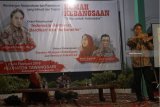Dirjen Kebudayaan Kemendikbud Hilmar Farid (kanan) bersama anggota DPR RI Eva Sundari (kiri) menyampaikan orasi kebangsaan dalam diskusi bertema 