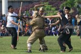 Warga menyaksikan komunitas pecinta sejarahÂ Surabaya Historical Community mementaskan drama bertajuk Kompi Matosin di Tugu Pahlawan, Surabaya, Jawa Timur, Minggu (24/2/2019). Drama teatrikal yang menceritakan kegigihan kompi pimpinan Matosin dalam mengusir penjajah Jepang dan Belanda saat merebut kemerdekaan tersebut sebagai media pembelajaran sejarah kepada masyarakat. Antara Jatim/Didik Suhartono/ZK.