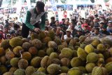Wisatawan antre untuk mendapatkan buah durian gratis saat kegiatan Pesta Durian di objek wisata Telaga Ngebel, Ponorogo, Jawa Timur, Minggu (24/2/2019). Pemkab Ponorogo bekerja sama dengan gabungan kelompok tani dan swasta membagikan 2.000 buah durian secara gratis kepada 2.000 pengunjung Telaga Ngebel yang datang lebih awal. Antara Jatim/Siswowidodo/ZK.