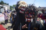 Seorang pemain reak mengikuti Festival Bauran Cap Golak di Cibiru, Bandung, Jawa Barat, Sabtu (23/2/2019). Acara yang diselenggarakan oleh Kementerian Pariwisata dan Komunitas Budaya Reak tersebut ditujukan sebagai kolaborasi seni tradisi Reak dengan perayaan Cap Go Meh. ANTARA JABAR/Raisan Al Faris/agr