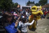 Seorang pemain barongsay mengikuti Festival Bauran Cap Golak di Cibiru, Bandung, Jawa Barat, Sabtu (23/2/2019). Acara yang diselenggarakan oleh Kementerian Pariwisata dan Komunitas Budaya Reak tersebut ditujukan sebagai kolaborasi seni tradisi Reak dengan perayaan Cap Go Meh. ANTARA JABAR/Raisan Al Faris/agr