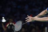 Pebulu tangkis tunggal putra tim Djarum Kudus Shesar Hiren Rhustavito mengembalikan kok ke arah lawannya pebulu tangkis tunggal putra tim Musica Trinity Jonatan Christie dalam laga Final Djarum Superliga Badminton 2019 di Sasana Budaya Ganesha (Sabuga), Bandung, Jawa Barat, Minggu (24/2/2019). Shesar Hiren Rhustavito menang atas Jonatan Christie dengan skor 19-21, 25-23, 21-14. ANTARA JABAR/M Agung Rajasa/agr. 
