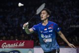 Pebulu tangkis tunggal putra tim Djarum Kudus Shesar Hiren Rhustavito mengembalikan kok ke arah lawannya pebulu tangkis tunggal putra tim Musica Trinity Jonatan Christie dalam laga Final Djarum Superliga Badminton 2019 di Sasana Budaya Ganesha (Sabuga), Bandung, Jawa Barat, Minggu (24/2/2019). Shesar Hiren Rhustavito menang atas Jonatan Christie dengan skor 19-21, 25-23, 21-14. ANTARA JABAR/M Agung Rajasa/agr. 
