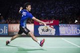 Pebulu tangkis tunggal putra tim Djarum Kudus Shesar Hiren Rhustavito mengembalikan kok ke arah lawannya pebulu tangkis tunggal putra tim Musica Trinity Jonatan Christie dalam laga Final Djarum Superliga Badminton 2019 di Sasana Budaya Ganesha (Sabuga), Bandung, Jawa Barat, Minggu (24/2/2019). Shesar Hiren Rhustavito menang atas Jonatan Christie dengan skor 19-21, 25-23, 21-14. ANTARA JABAR/M Agung Rajasa/agr. 
