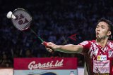 Pebulu tangkis tunggal putra tim Musica Trinity Jonatan Christie mengembalikan kok ke arah lawannya pebulu tangkis tunggal putra tim Djarum Kudus Shesar Hiren Rhustavito dalam laga Final Djarum Superliga Badminton 2019 di Sasana Budaya Ganesha (Sabuga), Bandung, Jawa Barat, Minggu (24/2/2019). Shesar Hiren Rhustavito menang atas Jonatan Christie dengan skor 19-21, 25-23, 21-14. ANTARA JABAR/M Agung Rajasa/agr. 
