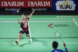 Pebulu tangkis tunggal putra tim Musica Trinity Anthony S. Ginting (kiri) mengembalikan kok ke arah lawannya pebulu tangkis tunggal putra tim Djarum Kudus Ihsan Maulana Mustofa (kanan) dalam laga Final Djarum Superliga Badminton 2019 di Sasana Budaya Ganesha (Sabuga), Bandung, Jawa Barat, Minggu (24/2/2019). Anthony S. Ginting menang atas Ihsan Maulana Mustofa dengan skor 21-15, 20-22, 21-18. ANTARA JABAR/M Agung Rajasa/agr. 