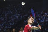 Pebulu tangkis tunggal putra tim Musica Trinity Anthony S. Ginting mengembalikan kok ke arah lawannya pebulu tangkis tunggal putra tim Djarum Kudus Ihsan Maulana Mustofa dalam laga Final Djarum Superliga Badminton 2019 di Sasana Budaya Ganesha (Sabuga), Bandung, Jawa Barat, Minggu (24/2/2019). Anthony S. Ginting menang atas Ihsan Maulana Mustofa dengan skor 21-15, 20-22, 21-18. ANTARA JABAR/M Agung Rajasa/agr. 