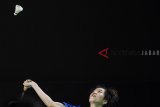 Pebulu tangkis tunggal putri tim Mutiara Cardinal Cheung Ngan Yi mengembalikan kok ke arah lawannya pebulu tangkis tunggal putri tim Jaya Raya Jakarta Vu Thi Trang dalam laga Final Djarum Superliga Badminton 2019 di Sasana Budaya Ganesha (Sabuga), Bandung, Jawa Barat, Sabtu (23/2/2019). Pertandingan tersebut dimenangkan oleh pebulu tangkis tunggal putri tim Mutiara Cardinal Cheung Ngan Yi dengan skor 22-20, 21-13. ANTARA JABAR/M Agung Rajasa/agr.