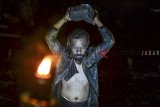 Seniman dari Teater Dongkrak Jabo Widianto, memainkan monolog berjudul 