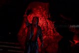 Seniman dari Teater Dongkrak Jabo Widianto, memainkan monolog berjudul 