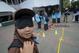 Siswa tunanetra dari SLBN A Kota Bandung mengikuti permainan ketangkasan saat orientasi dan mobilitas di Masjid Al Ukhuwah, Bandung, Jawa Barat, Senin (25/2/2019). Orientasi dan mobilitas siswa tunanetra yang bertemakan 