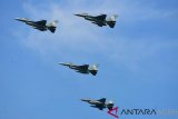 Empat pesawat tempur jenis F 16 dari Skadron Udara Lanud Roesmin Nurjadin melintas di udara Lanud Sultan Iskandar Muda, Blang Bintang, Aceh Besar, Senin (25/2/2019). TNI AU mengerahkan empat pesawat tempur jenis F-16 didukung dengan Helikopter Super Puma dan pesawat angkut militer Hercules untuk melakukan patroli udara dan latihan cakra dari tanggal 25 Februari hingga 2 Maret 2019 dalam rangka pengamanan wilayah udara Aceh yang berbatasan langsung dengan negara asing dan selain memantau perairan di zona ekonomi eklusif (ZEE). (Antara Aceh/Ampelsa)