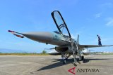 Anggota TNI AU memeriksa  pesawat tempur jenis F 16 saat tiba di Lanud Sultan Iskandar Muda, Blang Bintang, Aceh Besar, Aceh, Senin (25/2/2019). TNI AU mengerahkan empat pesawat tempur jenis F-16 didukung dengan Helikopter Super Puma dan pesawat angkut militer Hercules untuk melakukan patroli udara dan latihan cakra dari tanggal 25 Februari hingga 2 Maret 2019 dalam rangka pengamanan wilayah udara Aceh yang berbatasan langsung dengan negara asing dan selain memantau perairan di zona ekonomi eklusif (ZEE). (Antara Aceh/Ampelsa)