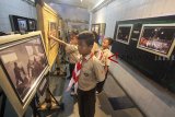 Sejumlah siswa sekolah dasar (SD)  mengamati foto yang dipajang pada Pameran Foto Bogor Dalam Bingkai 2018 di ruang publik underpass Baranangsiang, Kota Bogor, Jawa Barat, Sabtu (23/2/2019). Pameran foto yang diselenggarakan Pewarta Foto Indonesia (PFI) Bogor menampilkan 47  foto tunggal dan satu foto esai dari berbagai peristiwa, fitur sosial, kebudayaan, pendidikan, UMKM, olahraga dan publik figur, yang terjadi sepanjang tahun 2018 di wilayah Bogor. ANTARA JABAR/Yulius Satria Wijaya/agr.