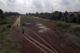 Suasana Proyek pembangunan jalan Bojong Gede-Kemang (Bomang) yang mangkrak di Tajur Halang, Kabupaten Bogor, Jawa Barat, Senin  (25/2/2019). Berhentinya pembangunan jalan yang menghubungkan Jalan Raya Parung dengan Jalan Tegar Beriman Cibinong dan dibiayai dari Dana Alokasi Khusus (DAK) sebesar Rp67,9 miliar sejak 2018,  terkendala oleh 17.000 meter persegi  bidang tanah milik masyarakat yang belum dibebaskan. ANTARA JABAR/Yulius Satria Wijaya/agr