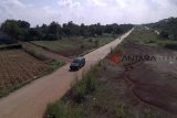 Suasana Proyek pembangunan jalan Bojong Gede-Kemang (Bomang) yang mangkrak di Tajur Halang, Kabupaten Bogor, Jawa Barat, Senin  (25/2/2019). Berhentinya pembangunan jalan yang menghubungkan Jalan Raya Parung dengan Jalan Tegar Beriman Cibinong dan dibiayai dari Dana Alokasi Khusus (DAK) sebesar Rp67,9 miliar sejak 2018,  terkendala oleh 17.000 meter persegi  bidang tanah milik masyarakat yang belum dibebaskan. ANTARA JABAR/Yulius Satria Wijaya/agr