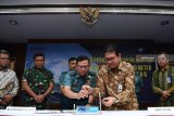 Sekjen Kementerian Pertahanan Laksamana Muda TNI Agus Setiadji  (kedua kiri) bersama Dirut PT PAL Indoensia Budiman Saleh (kanan)  menyapa sejumlah perwakilan perusahaan BUMN yang terlibat dalam pengadaan Kapal Cepat Rudal 60 Meter (KCR 60M) seusai seremoni penandatangan kontrak pengadaan kapal perang tersebut antara PT PAL Indonesia dengan Kementerian Pertahanan di Gedung PIP PT PAL Indonesia, Surabaya, Jawa Timur, Senin (25/2/2019). Penandatanganan kontrak KCR 60M tersebut meliputi paltform dan sensor weapon control (SEWACO) untuk KCR-60 meter kapal ke 5 dan 6 serta SEWACO untuk KCR-60 meter kapal ke-3 (KRI Halasan - 630), KCR-60 kapal ke-4 (KRI Kerambit 627).  Antara Jatim/Zabur Karuru