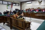 Terdakwa Walikota Nonaktif Pasuruan, Setiyono (kanan) pelaksana harian Kepala Dinas Pekerjaan Umum Kota Pasuruan, Dwi Fitri Nurcahyo (tengah) Staf kelurahan Purutrejo, Wahyu Tri Hardianto (kiri) menjalani sidang dakwaan kasus korupsi di Pengadilan Tindak Pidana Korupsi (Tipikor) Juanda, Sidoarjo, Jawa Timur, Senin (25/2/2019). Setiyono dibantu pelaksana harian Kepala Dinas Pekerjaan Umum Kota Pasuruan, Dwi Fitri Nurcahyo dan Staf kelurahan Purutrejo, Wahyu Tri Hardianto menjadi terdakwa terkait kasus menerima suap sebesar Rp 2,967 Miliar untuk memenangkan lelang proyek-proyek pekerjaan di Pemerintah Kota Pasuruan Tahun Anggaran 2016, 2017 dan 2018. Antara Jatim/Umarul Faruq/ZK.