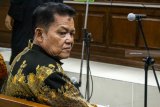 Terdakwa Wali Kota Nonaktif Pasuruan, Setiyono menjalani sidang dakwaan kasus korupsi di Pengadilan Tindak Pidana Korupsi (Tipikor) Juanda, Sidoarjo, Jawa Timur, Senin (25/2/2019). Setiyono dibantu pelaksana harian Kepala Dinas Pekerjaan Umum Kota Pasuruan, Dwi Fitri Nurcahyo dan Staf kelurahan Purutrejo, Wahyu Tri Hardianto menjadi terdakwa terkait kasus menerima suap sebesar Rp 2,967 Miliar untuk memenangkan lelang proyek-proyek pekerjaan di Pemerintah Kota Pasuruan Tahun Anggaran 2016, 2017 dan 2018. Antara Jatim/Umarul Faruq/ZK.