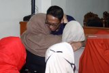 Terdakwa M Baqir (tengah) seusai menjalani sidang putusan terkait kasus memberi suap Wali Kota Pasuruan, Setiyono sebesar Rp 115 Juta terkait proyek Pengembangan Layanan Usaha Terpadu-Koperasi Usaha Mikro Kecil dan Menengah (PLUT-KUMKM) di Pengadilan Tindak Pidana Korupsi (Tipikor) Juanda, Sidoarjo, Jawa Timur, Senin (25/2/2019). Majelis hakim menjatuhkan vonis M Baqir dengan pidana dua tahun penjara dan denda Rp50 juta subsider kurungan selama tiga bulan. Antara Jatim/Umarul Faruq/ZK.